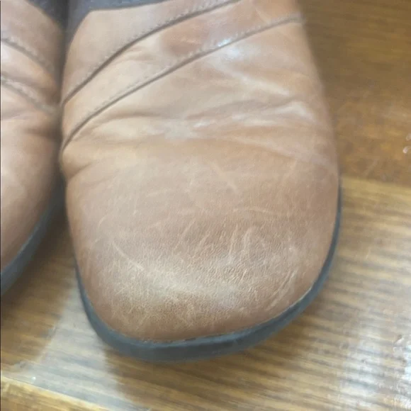 Clarks Soft leather, 2 inch clogs : super comfortable, condition used - Picture 5 of 8